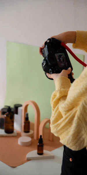 agencia de marketing para ecommerce cliente camara fotografiando productos
