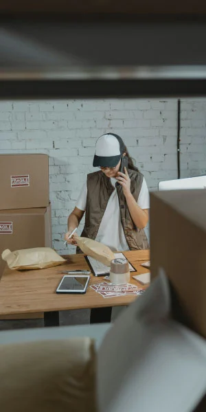 agencia de marketing para ecommerce persona con cajas