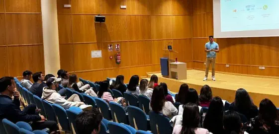 charla sobre ecommerce julan romero ponencia asociacion de jovenes empresarios de huelva
